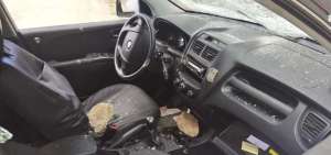El parabrisas del veh&iacute;culo fue destrozado. Los polic&iacute;as cumpl&iacute;an un patrullaje de rutina cuando los agredieron.