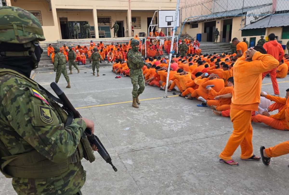 Desde la madrugada de este lunes 29 de septiembre, uniformados realizan requisas en la cárcel Regional de Guayaquil, días después de la explosión registrada en sus exteriores.