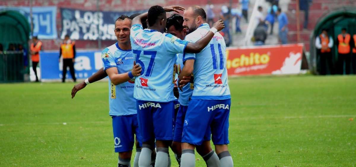 Carlos Arboleda (centro), Carlos Feraud (izq.) y Juan Manuel T&eacute;vez (11) celebran el gol de Ronald Champang.