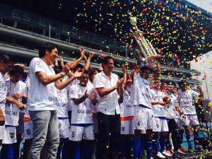 El Vicente Rocafuerte al momento de levantar el trofeo de campe&oacute;n nacional sub-18. Foto: Tomada de @DeporteEc