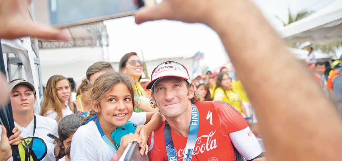 Timothy Don se mostr&oacute; a gusto con el paisaje de Manta. El triatleta brit&aacute;nico domin&oacute; la competencia de principio a fin. Foto: Rodolfo P&aacute;rraga / El Tel&eacute;grafo
