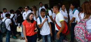 El Ministerio de Educaci&oacute;n ha firmado convenios con dos empresas de Manta para el apoyo a los bachilleres.