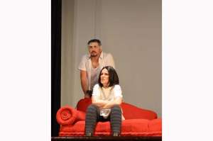 Elena Gui y Santiago Carpio ponen en escena La pareja abierta. Foto: Cortes&iacute;a