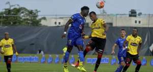 Aimar (amarillo) disputando el bal&oacute;n con Roberto Ord&oacute;&ntilde;ez (17).