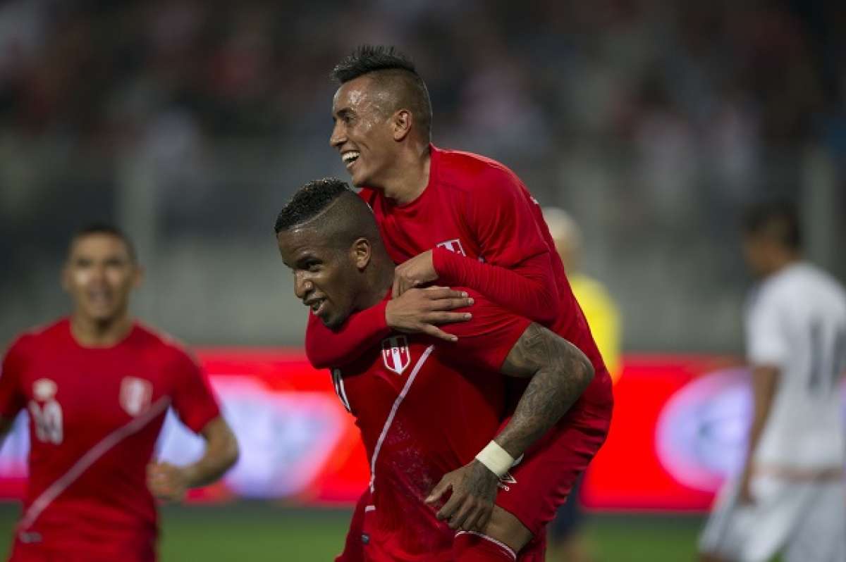 Jefferson Farfan (i) y Joel S&aacute;nchez, celebran el tanto con el que empataron en el amistoso ante M&eacute;xico. Foto: AFP