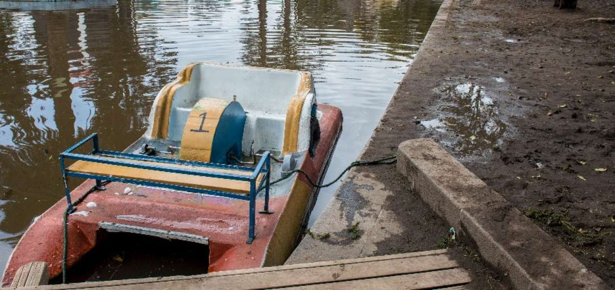 El contorno de la laguna del parque luci&oacute; cubierto durante el feriado tras el juego de carnaval protagonizado por cientos de estudiantes secundarios el viernes.   