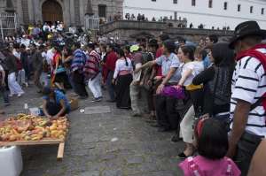 Quite&ntilde;os celebraron la fiesta del Inti Raymi, en la Plaza de San Francisco. Foto: Andr&eacute;s Darquea/ EL TEL&Eacute;GRAFO