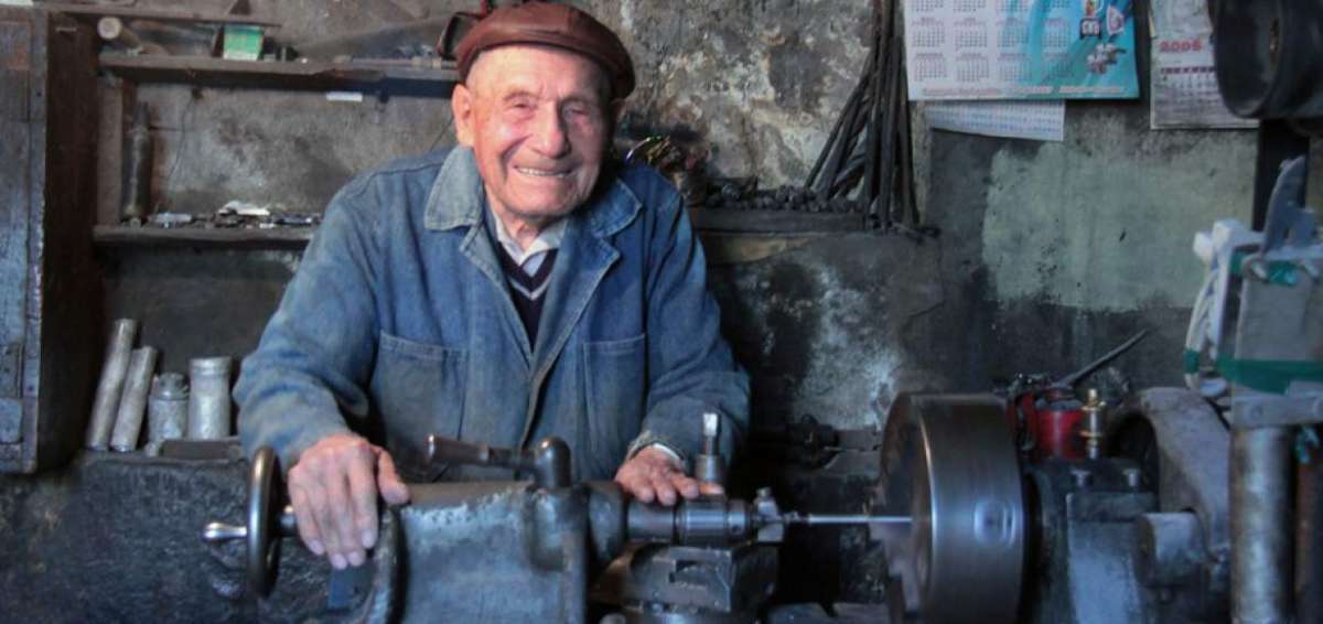 Neptal&iacute; Bonilla, ambate&ntilde;o de 99 a&ntilde;os, es un ejemplo de pasi&oacute;n por el trabajo. Su taller est&aacute; ubicado en el centro de Ambato y se abre cada d&iacute;a a las 07:00.