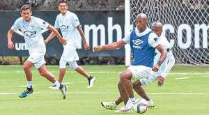 Michael Qui&ntilde;&oacute;nez (azul), durante la &uacute;ltima pr&aacute;ctica que realiz&oacute; Liga de Quito en su complejo de Pomasqui. Fernando Hildago (izq.) acompa&ntilde;a la jugada. Foto: Miguel Jim&eacute;nez / El Tel&eacute;grafo