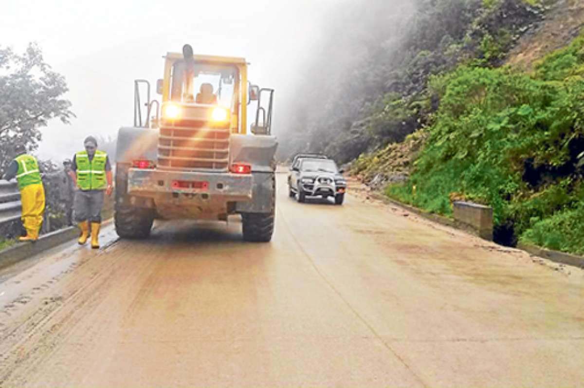 Los problemas se intensificaron el martes, cuando se registraron unos 40 derrumbes de piedra y tierra, en la v&iacute;a que une a las provincias de Loja y Zamora. Foto: Cortes&iacute;a.