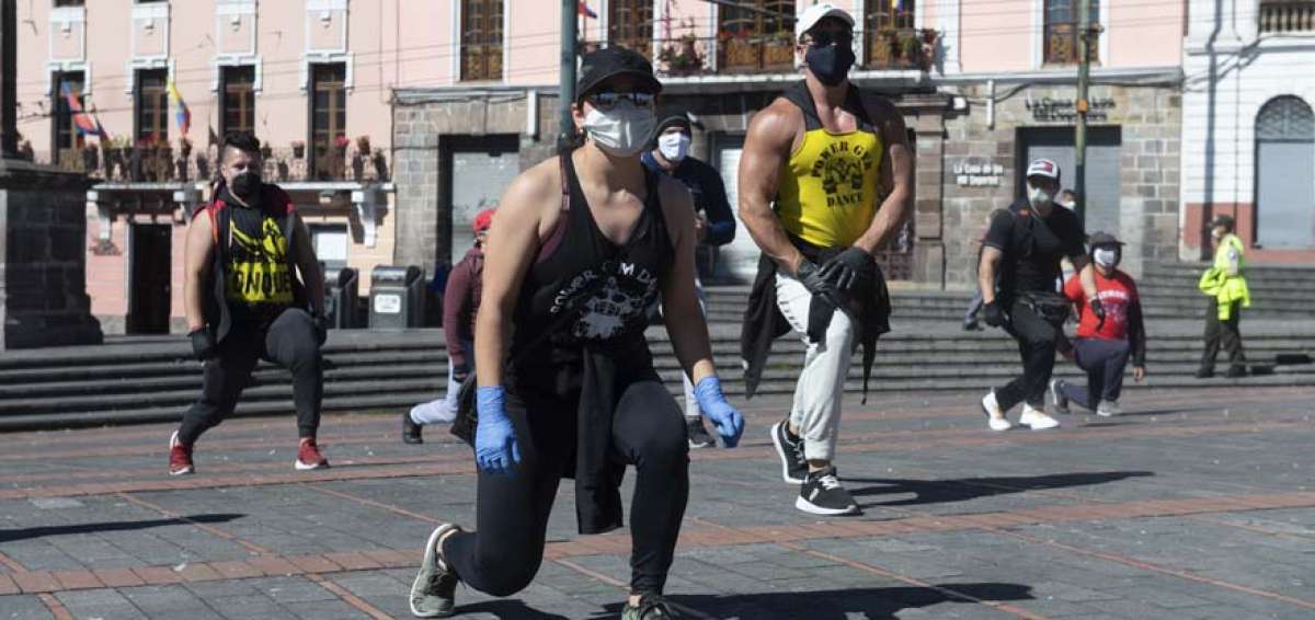 En la plaza de Santo Domingo de Quito se reunieron un grupo de due&ntilde;os de gimnasios para solicitar la reapertura de estos centros.