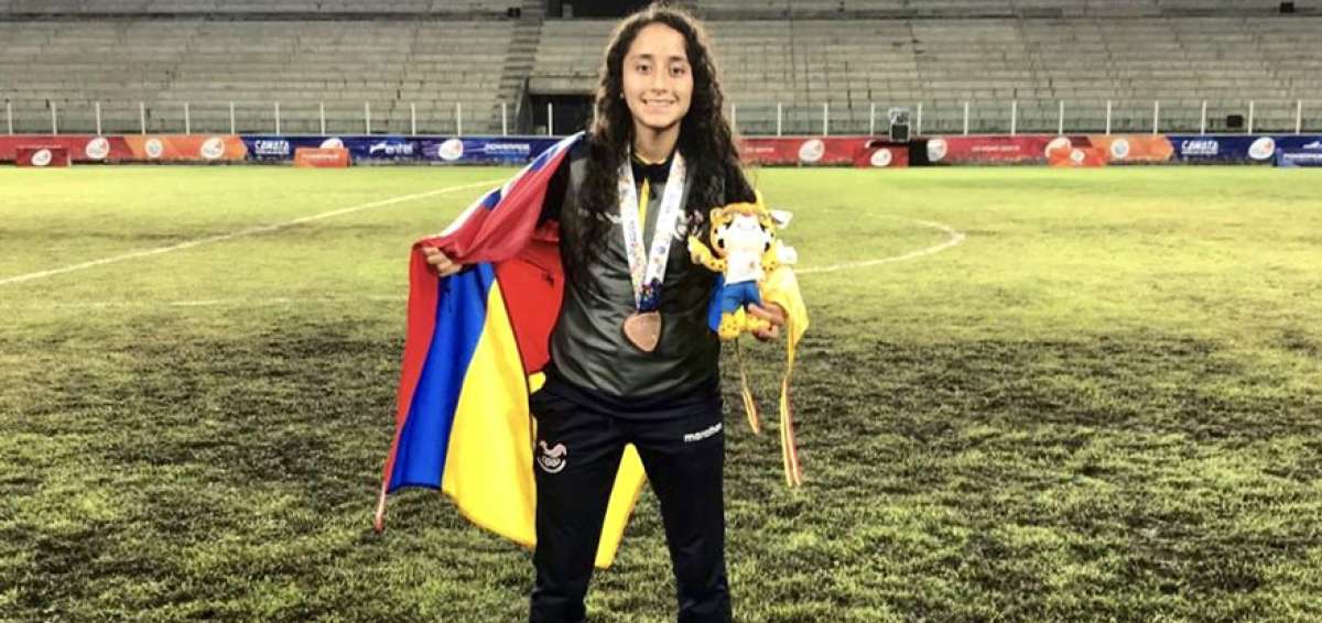 Dom&eacute;nica Rodr&iacute;guez posa con la bandera de Ecuador, luego de participar en un certamen internacional con la selecci&oacute;n femenina.