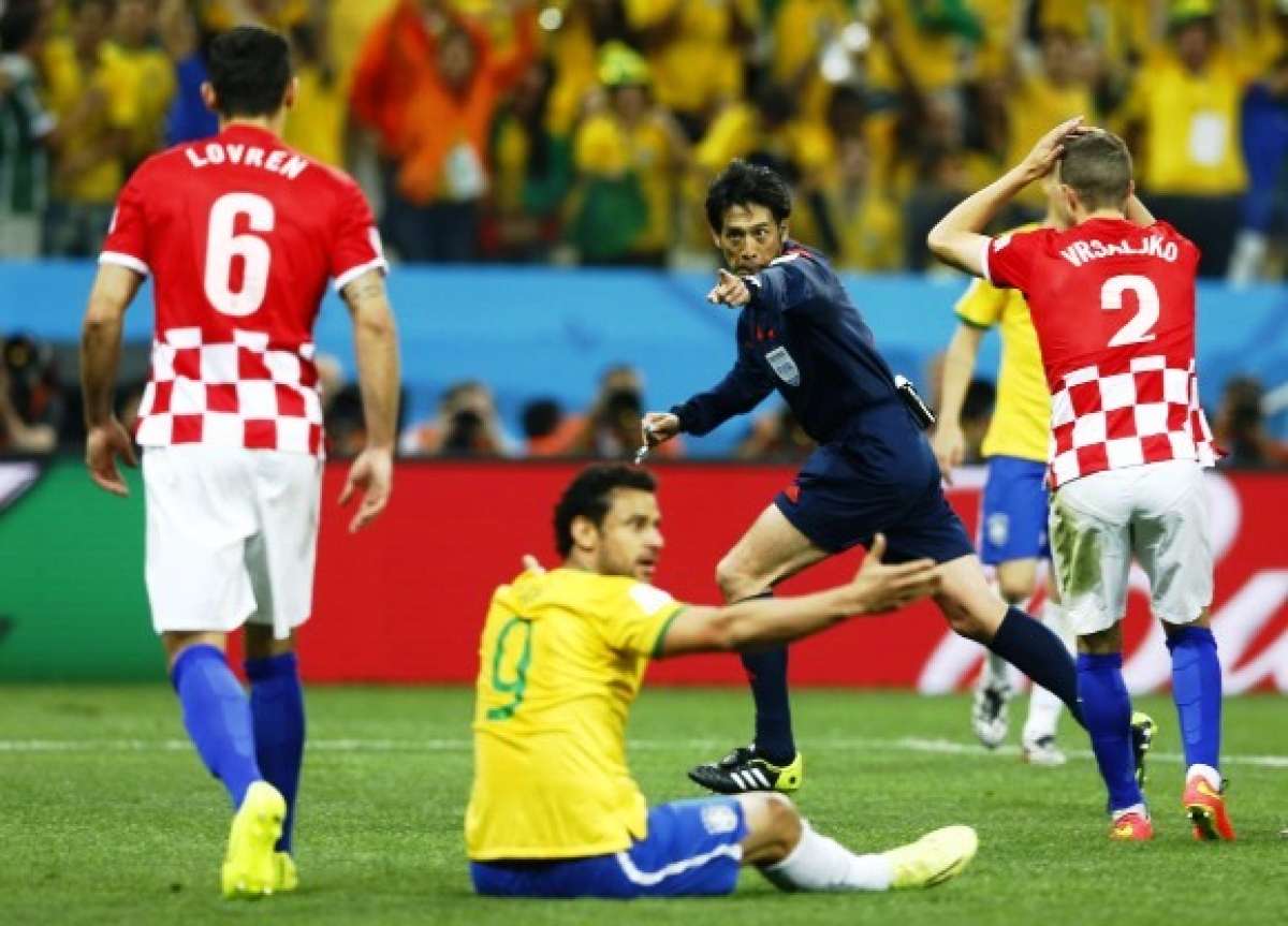 Momento en que el arbitro Yuishi Nishimura pit&oacute; el penal inexistente a favor de Brasil.