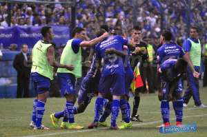 Los jugadores azules festejaron el primer gol con la banca de suplentes. Foto: @CSEmelec 