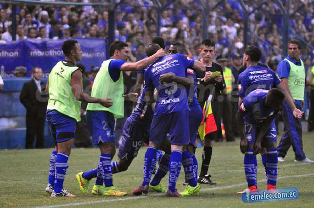 Los jugadores azules festejaron el primer gol con la banca de suplentes. Foto: @CSEmelec 