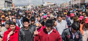 Leonidas Iza (poncho rojo), presidente del Movimiento Ind&iacute;gena y Campesino de Cotopaxi (MICC), encabez&oacute; la marcha por las calles c&eacute;ntricas de Latacunga.