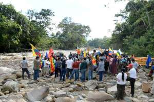 Desde Azuay llegaron simpatizantes de la Conaie para participar de la caminata hacia Quito. Antes de salir de Zamora hubo la purificaci&oacute;n en el r&iacute;o Quimi. Foto: Fernando Machado / El Tel&eacute;grafo
