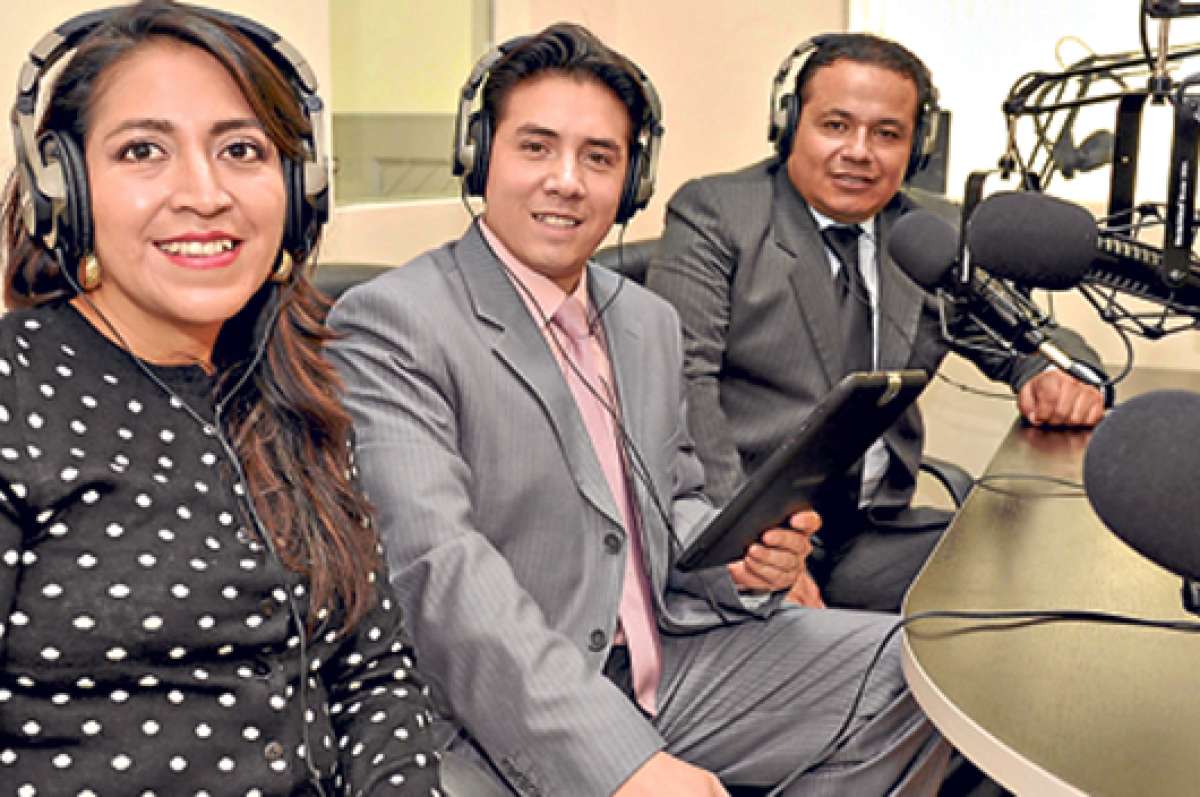 Ver&oacute;nica Ch&aacute;vez, Guillermo Garc&iacute;a y Pa&uacute;l Auquilla son los comunicadores que llevan adelante radio Identidad. Foto: Roberto Ch&aacute;vez / El Tel&eacute;grafo