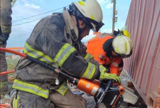 El Cuerpo de Bomberos de Guayaquil rescató el cuerpo de la víctima, que terminó debajo del contenedor.