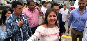 La vicepresidenta (e) Mar&iacute;a Alejandra Vicu&ntilde;a durante su visita al mercado de Los Esteros en Manta donde desayun&oacute; con representantes sociales.