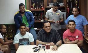 En la mesa directiva, durante la Rueda de Prensa, desde la izquierda: Jos&eacute; Romero, asistente t&eacute;cnico; Arq. Fernando Ib&aacute;&ntilde;ez, presidente de la Federaci&oacute;n Ecuatoriana de Judo; y Roberto Ib&aacute;&ntilde;ez, entrenador de las selecciones de la FEJ. Foto: cortes&iacute;a
