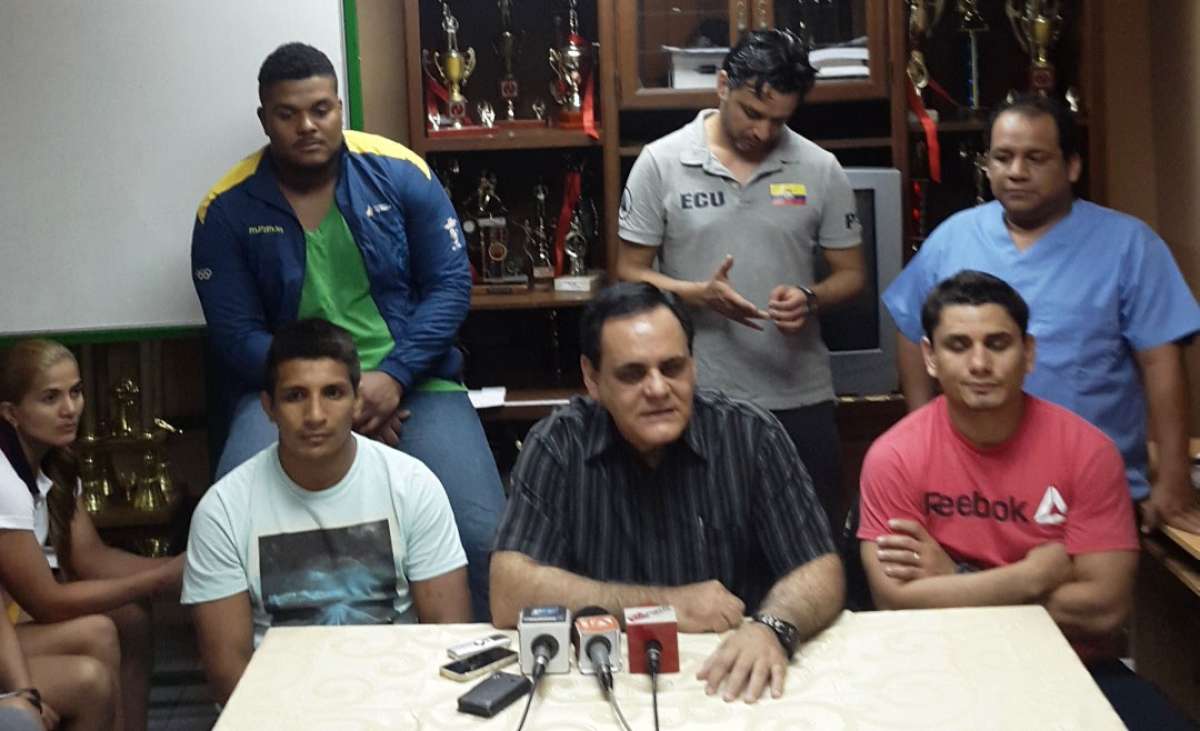 En la mesa directiva, durante la Rueda de Prensa, desde la izquierda: Jos&eacute; Romero, asistente t&eacute;cnico; Arq. Fernando Ib&aacute;&ntilde;ez, presidente de la Federaci&oacute;n Ecuatoriana de Judo; y Roberto Ib&aacute;&ntilde;ez, entrenador de las selecciones de la FEJ. Foto: cortes&iacute;a