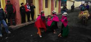Los bailes t&iacute;picos de esta regi&oacute;n se han convertido en un atractivo para los viajeros. Ellos se interesan en el atuendo que utilizan para la danza.  