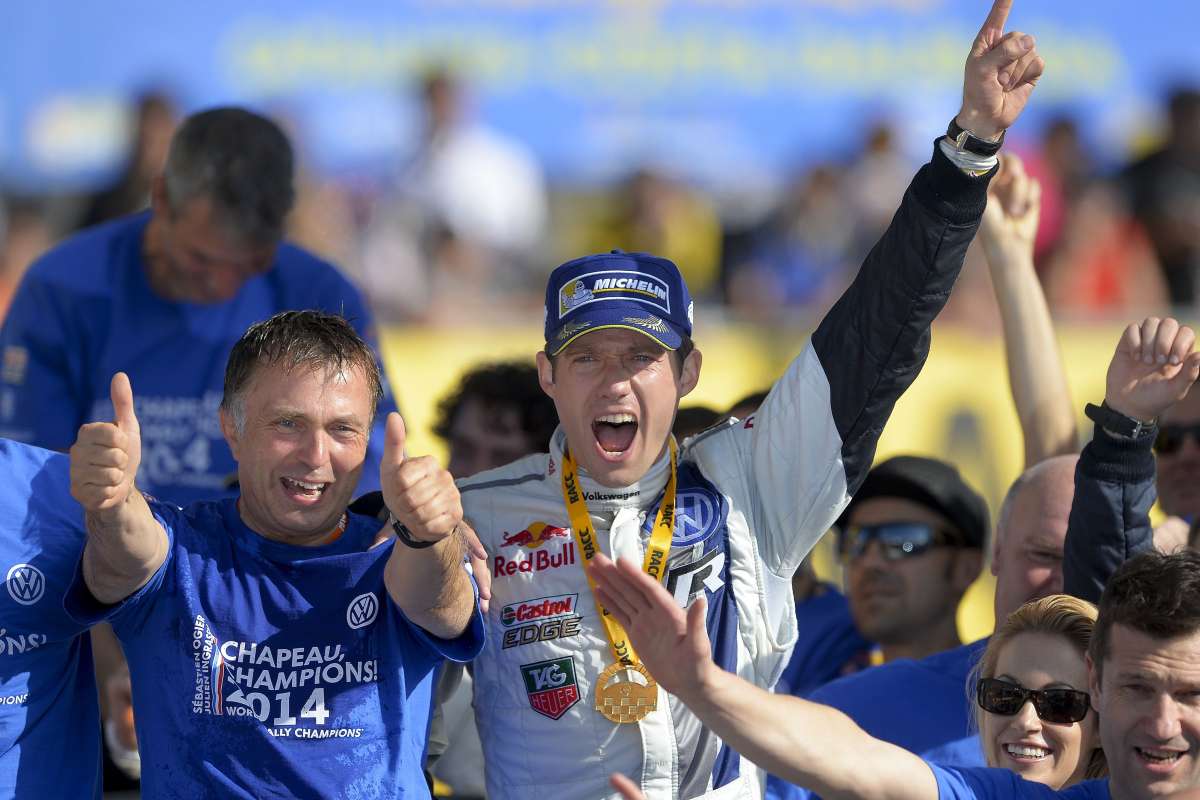 Sebastien Ogier celebra el t&iacute;tulo del mundial de rally a falta de disputarse una carrera m&aacute;s. Foto: AFP