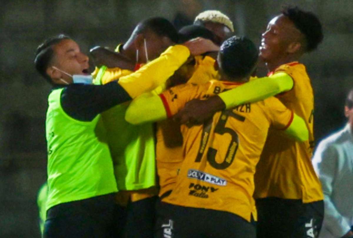 Los jugadores de Barcelona se abrazan en el segundo gol ante Olmedo