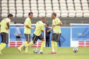 Los brasile&ntilde;os Neymar (d) y Dani Alves (2d) entrenan con entusiasmo en el estadio Castel&atilde;o de Fortaleza. Foto: AFP.