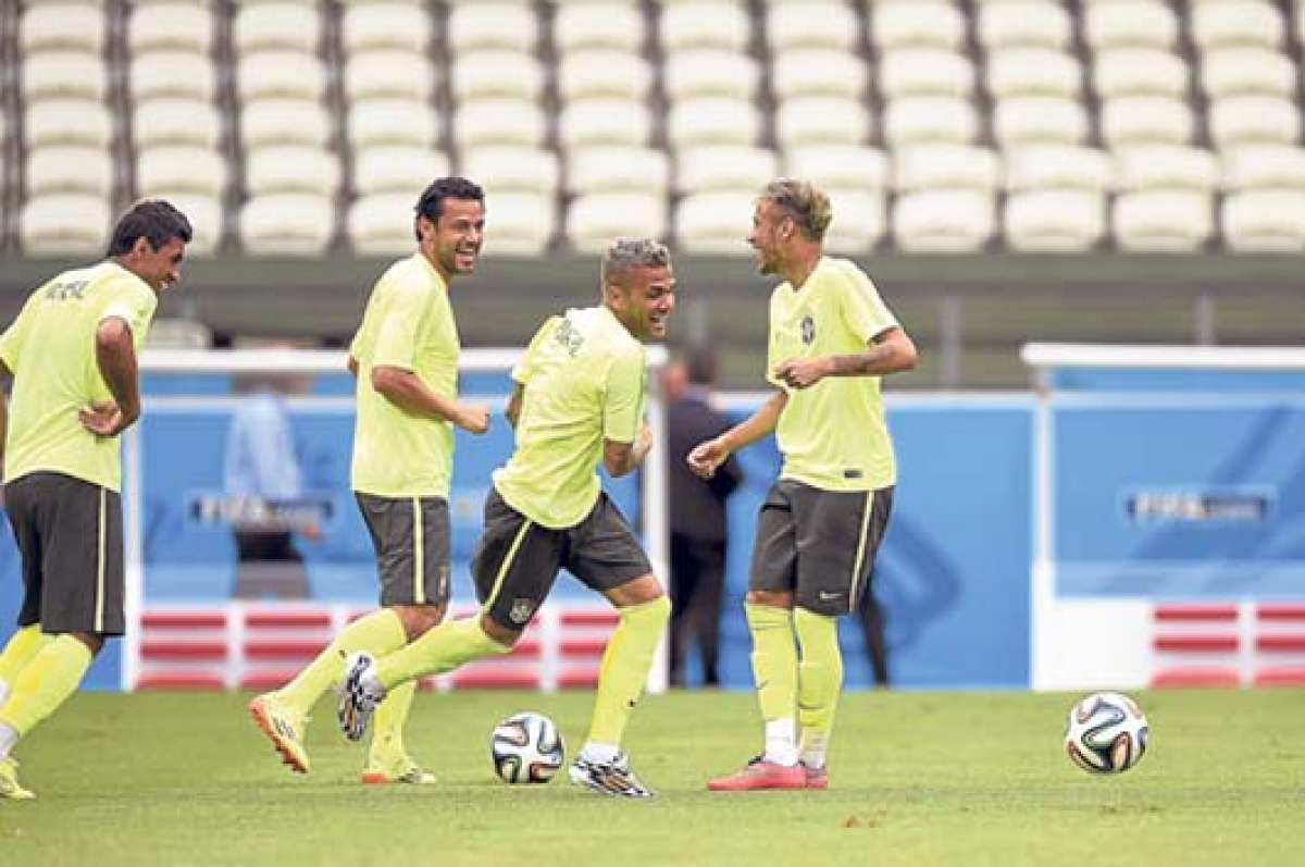 Los brasile&ntilde;os Neymar (d) y Dani Alves (2d) entrenan con entusiasmo en el estadio Castel&atilde;o de Fortaleza. Foto: AFP.