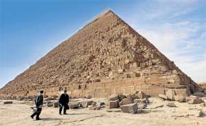 La gran pir&aacute;mide de Keops en Giza, en las afueras de El Cairo, en Egipto, est&aacute; envuelta en misterios por la forma en la que fue construida, pero todo tiene una explicaci&oacute;n cient&iacute;fica. Foto: EFE