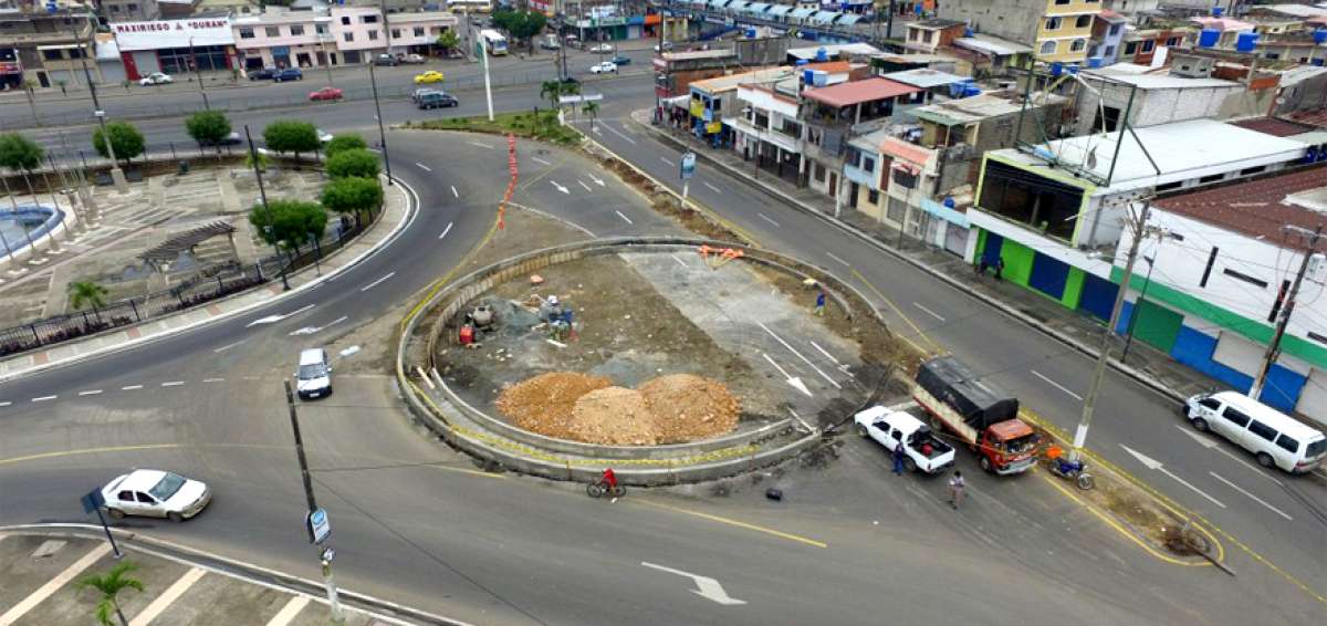 La Alcald&iacute;a de Dur&aacute;n construye un redondel en la av. Abel Gilbert