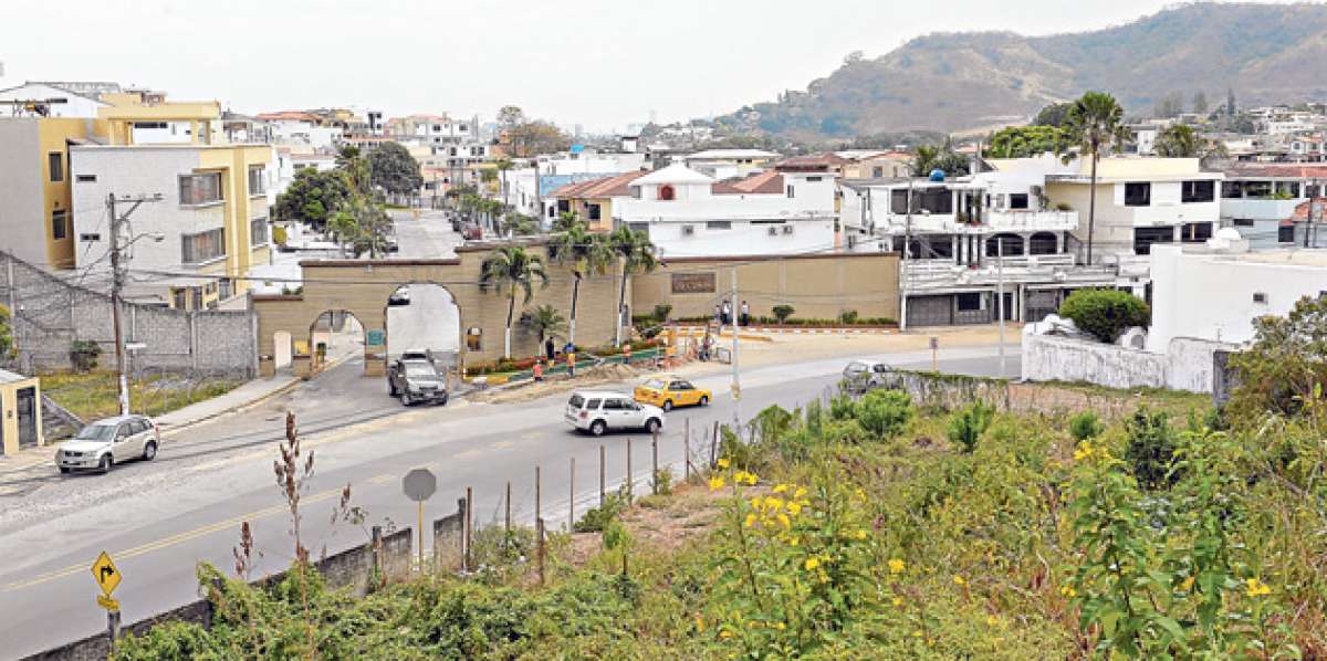 Un grupo de habitantes pide la divisi&oacute;n de la avenida Leopoldo Carrera Calvo para evitar los atascos. Foto: Miguel Castro / El Tel&eacute;grafo 