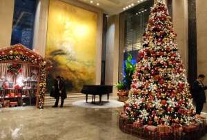 Árboles de Navidad se colocan en hoteles y centros comerciales de Beijing.