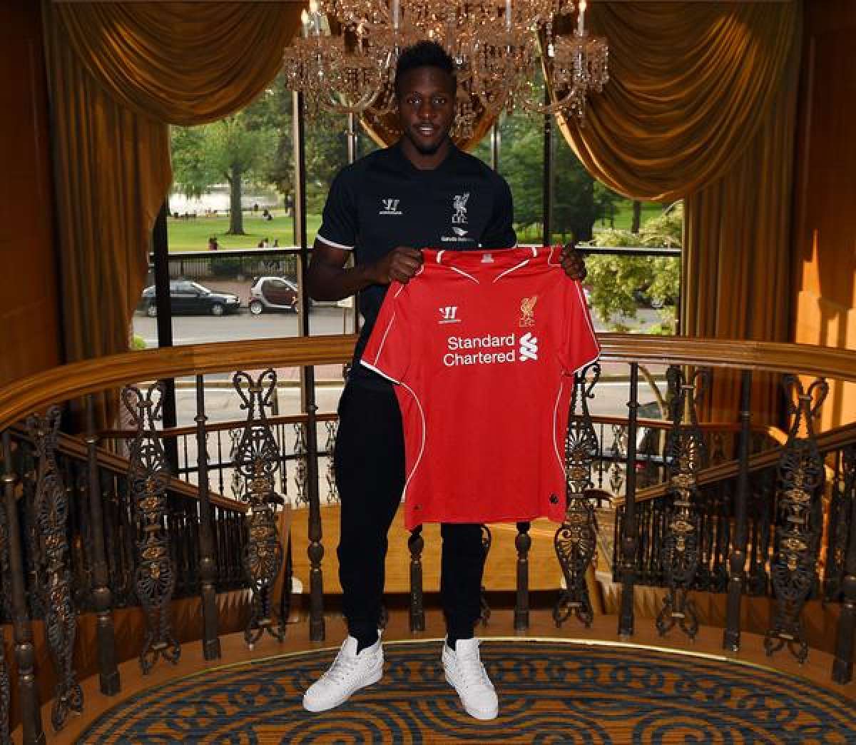 Divock Origi ya oficializ&oacute; su v&iacute;nculo con el Liverpool ingl&eacute;s. Foto: Tomada del twitter @LFC