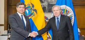 El representante del Ecuador ante la OEA, Jos&eacute; Valencia (izq), fue recibido por el secretario del m&aacute;ximo organismo regional, Luis Almagro.