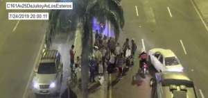 El cad&aacute;ver qued&oacute; en el parterre central de la avenida 25 de Julio.