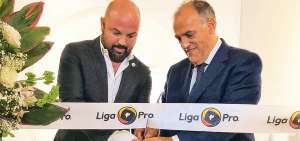 Miguel &Aacute;ngel Loor (izq.), presidente de la LigaPro del Ecuador, junto al titular de La Liga Espa&ntilde;ola, Javier Tebas.