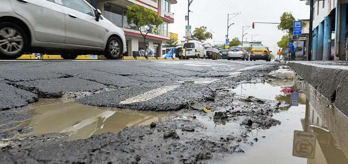 En la esquina de Brasil y Esmeraldas, parte de la calzada presenta fisuras, por ello los conductores optan por esquivar el da&ntilde;o de la v&iacute;a.