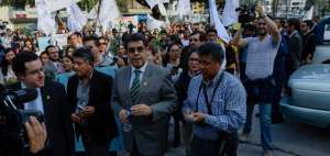 En la gr&aacute;fica, C&eacute;sar Monta&ntilde;o,  rector de la Universidad Andina Sim&oacute;n Bol&iacute;var, a la entrada del Consejo de Educaci&oacute;n Superior. Lo respaldan estudiantes y trabajadores de la entidad educativa