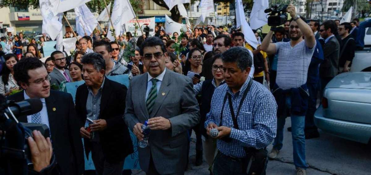 En la gr&aacute;fica, C&eacute;sar Monta&ntilde;o,  rector de la Universidad Andina Sim&oacute;n Bol&iacute;var, a la entrada del Consejo de Educaci&oacute;n Superior. Lo respaldan estudiantes y trabajadores de la entidad educativa