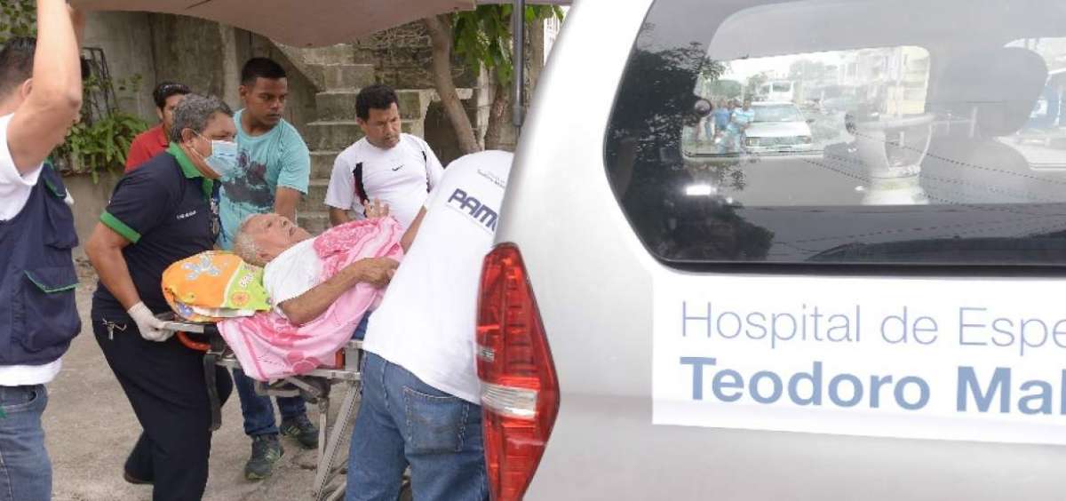 El lunes, Juan Jos&eacute; Cruz fue trasladado en una furgoneta del hospital Teodoro Maldonado Carbo, del IESS.