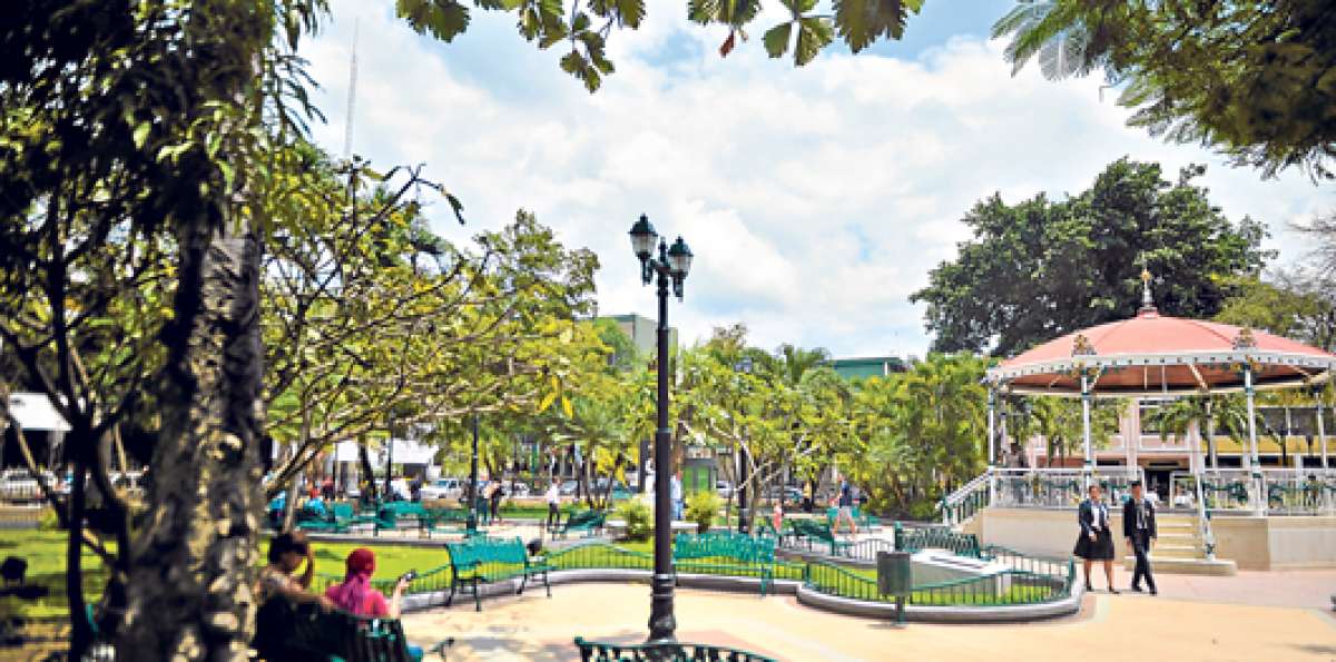 El parque central de Portoviejo es punto fijo de encuentro de la ciudadan&iacute;a y de los visitantes de otras urbes. Foto:  Rodolfo P&aacute;rraga / El Tel&eacute;grafo