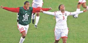 Mariah Shade (3) celebra uno de sus goles en el premundial de la Concacaf. La acompa&ntilde;a Tasha St. Louis. Foto: AFP