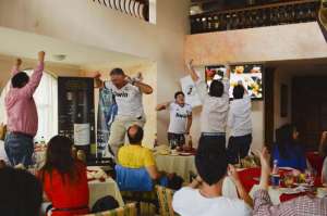Aficionados madridistas festejaron en Quito la corona 10 del Real Madrid. Foto: Miguel Jim&eacute;nez 