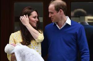 El pr&iacute;ncipe Guillermo de Inglaterra y su mujer Catalina presentaron a su nueva hija a los medios. FOTO: AFP 