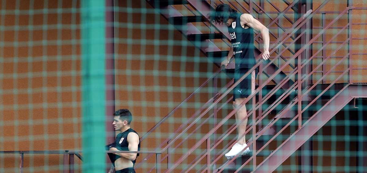 Edinson Cavani (der.) apareci&oacute; cojeando ayer durante el entrenamiento de Uruguay, en el que no particip&oacute; debido a una lesi&oacute;n.