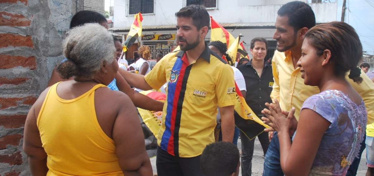 El aspirante presidencial, Dalo Bucaram, recorri&oacute; el barrio San Pedro, en Esmeraldas.