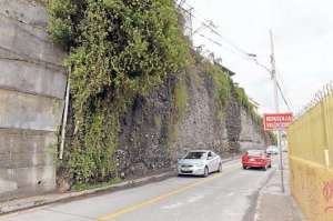 En la calle P&eacute;rez de Anda, en Ambato, se producen continuos deslizamientos de rocas y tierra. Foto: Roberto Ch&aacute;vez/ El Tel&eacute;grafo